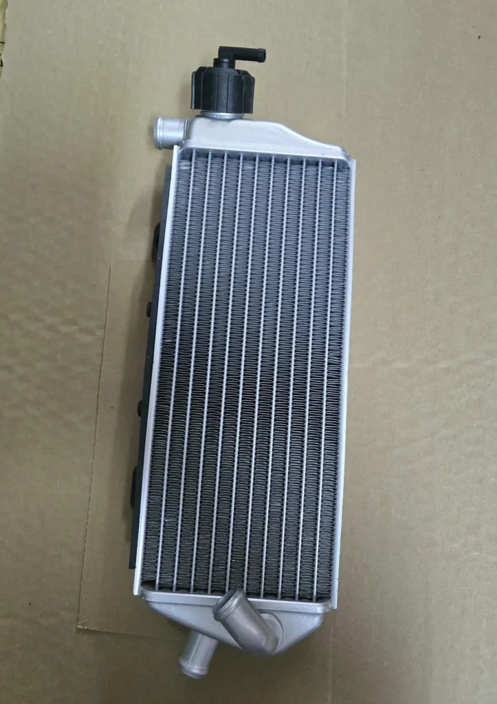 רדיאטור צד ימין עם הפקק 24-25 KTM/HUSQ